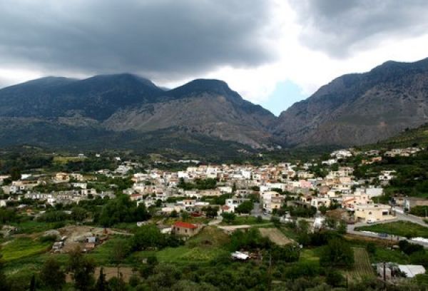 Τους επιτέθηκαν κουκουλοφόροι