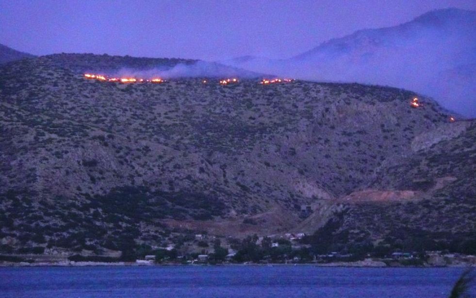 Μαίνεται η φωτιά στην Πύλο