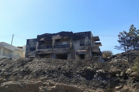 Κάηκαν σπίτια και θερμοκήπια