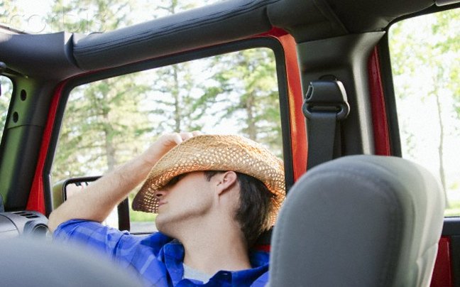 Λόγω της ΔΕΗ κοιμόταν στο αμάξι