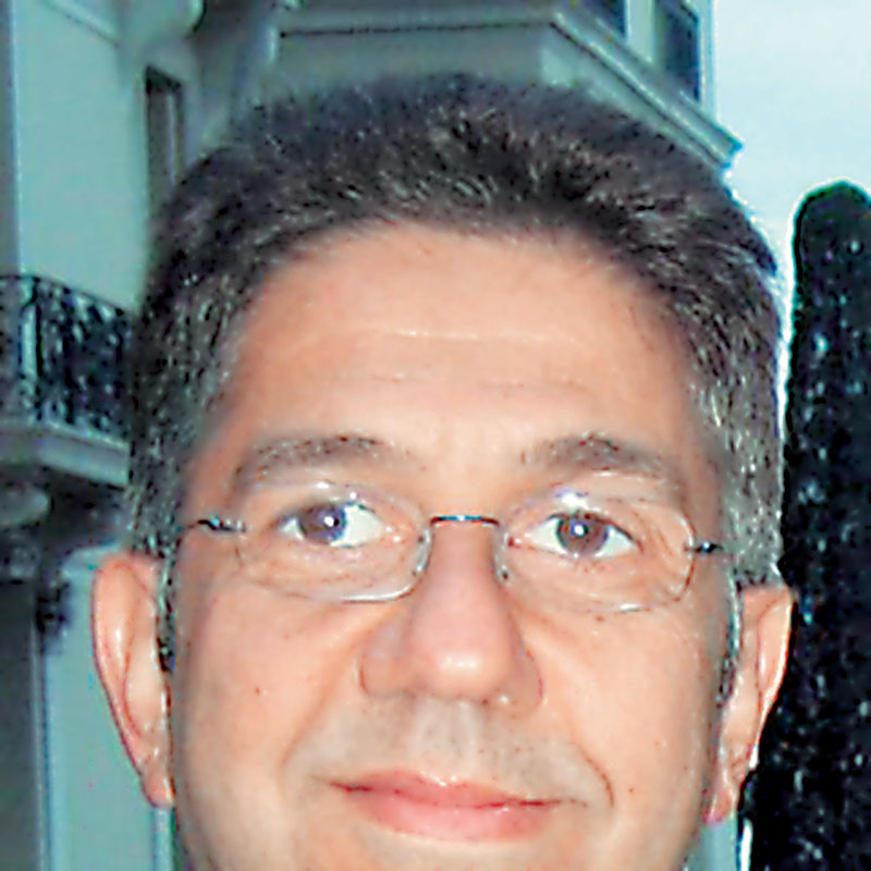 Ζητά να απολογηθεί ο Οικονομίδης