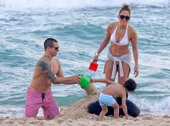 JENNIFER LOPEZ, MAX AND CASPER SAND