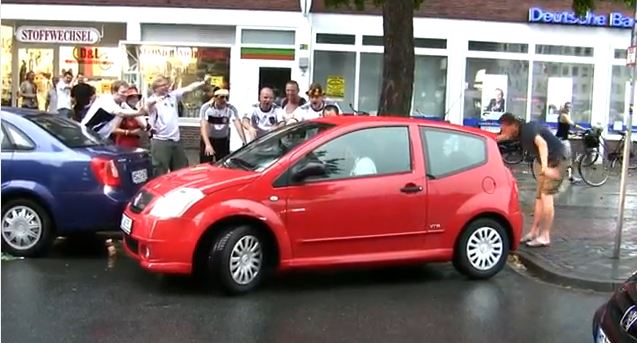 Βίντεο-Όταν μία γυναίκα παρκάρει