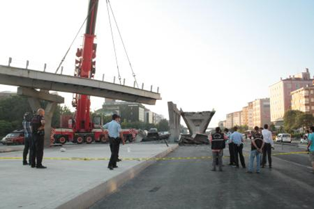 Δείτε πως κατέρρευσε η γέφυρα