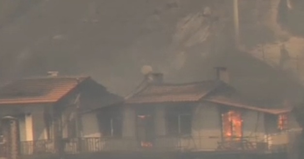 Τώρα – Η φωτιά πέρασε το δρόμο. Κινείται προς Κακιά Θάλασσα