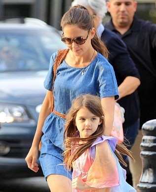 Η Suri σε καθολικό σχολείο