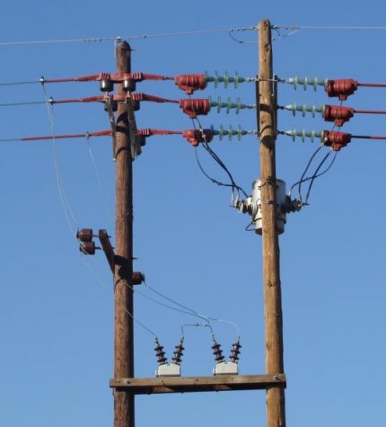 “Πετσόκοψε”… στύλο της ΔΕΗ