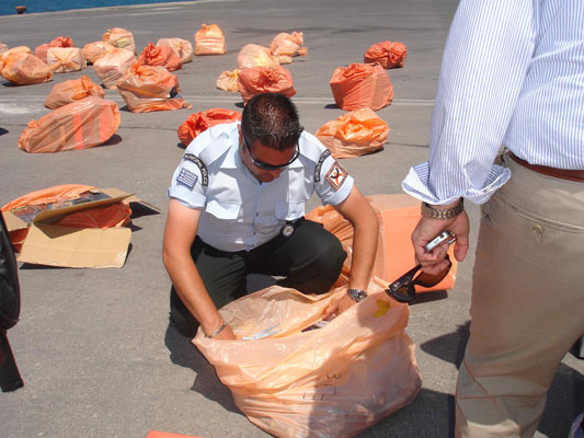 Μπλόκο στο παρεμπόριο στα λιμάνια