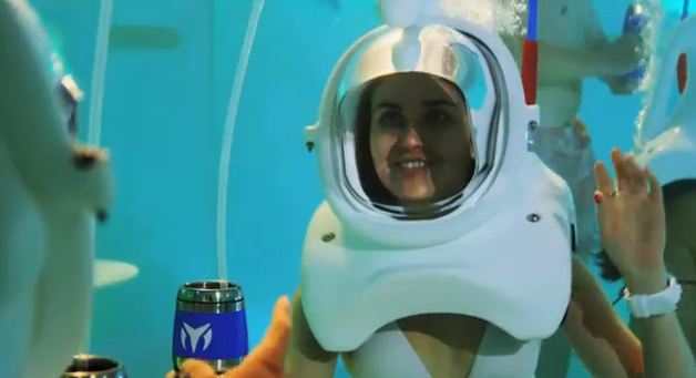 Δείτε το υποβρύχιο μπαρ