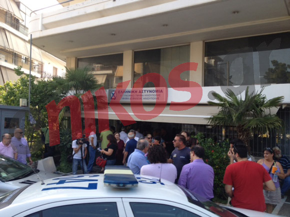 Τώρα-Παραμένει ο κόσμος έξω από το Α.Τ.