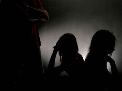 Ζευγάρι εξέδιδε νεαρές