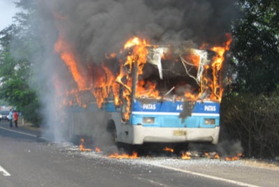 Φωτιά σε τουριστικό λεωφορείο