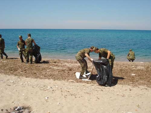 Οι φαντάροι καθάρισαν τις ακτές