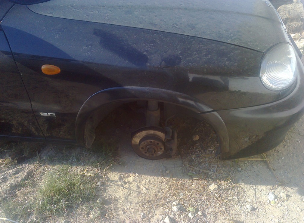 Έκλεψαν τις ρόδες αυτοκινήτου