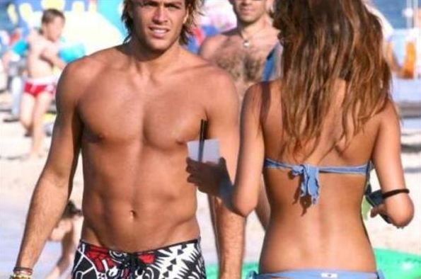 Στην παραλία με την αγαπημένη του