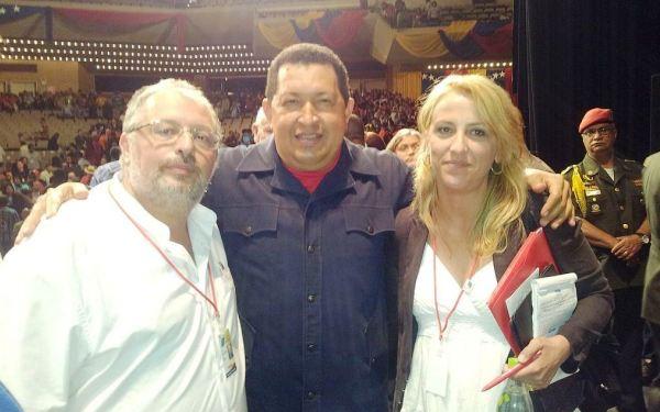 Η Δούρου αγκαλιά με τον Τσάβες