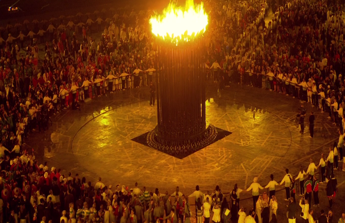 Τώρα-Η φλόγα φωτίζει το Λονδίνο