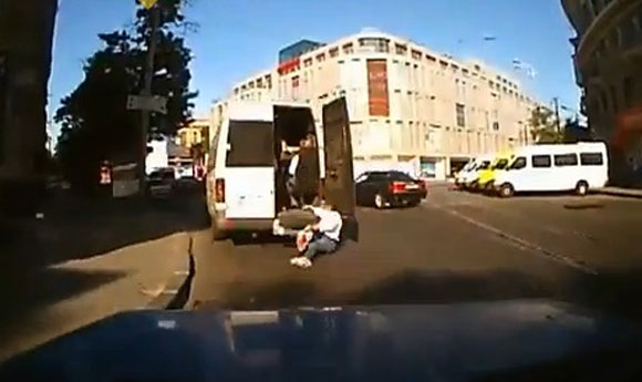 Πέταξε τη σύζυγο από το βαν!