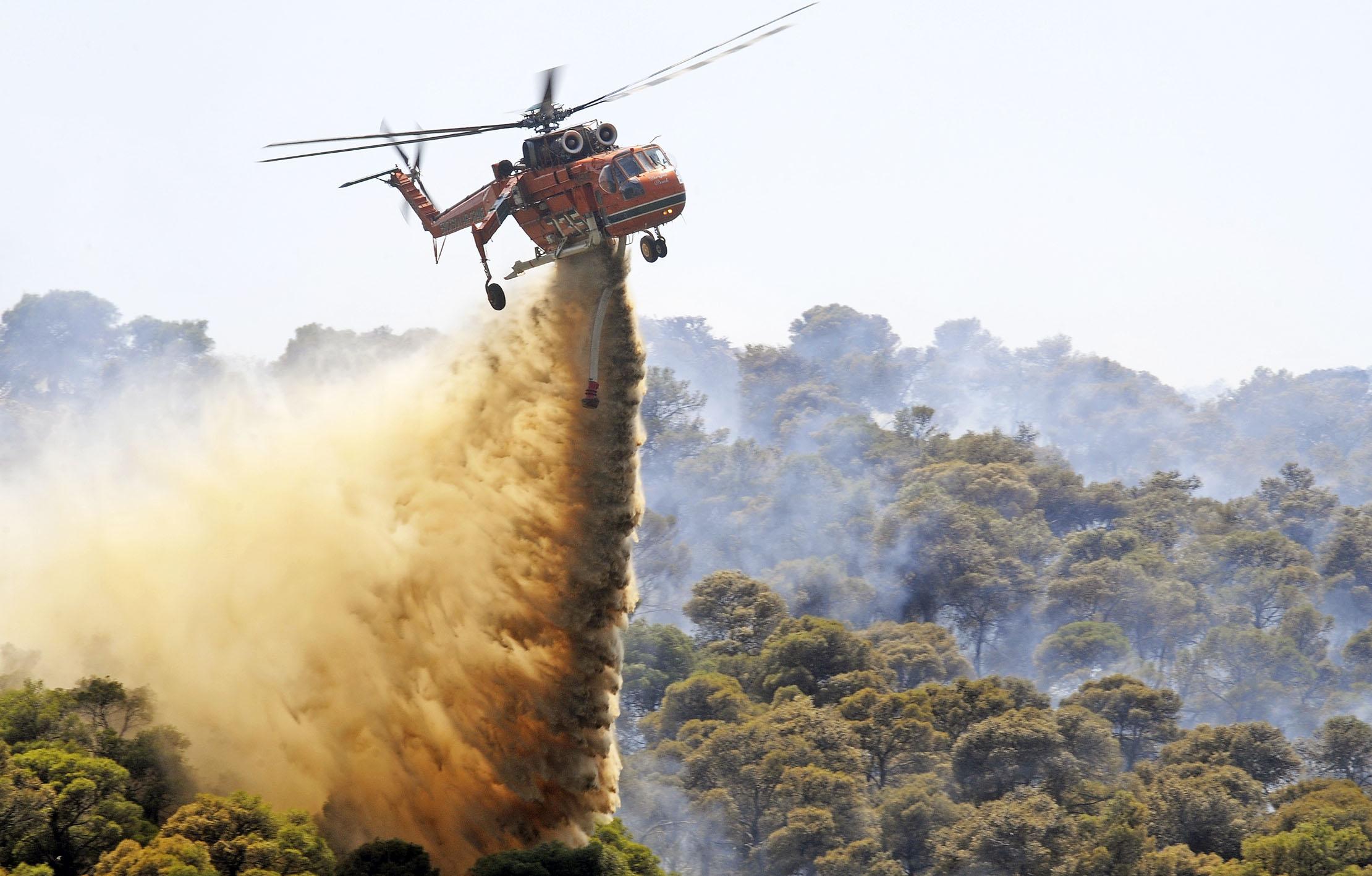 Σε ύφεση η πυρκαγιά στην Αιδηψό