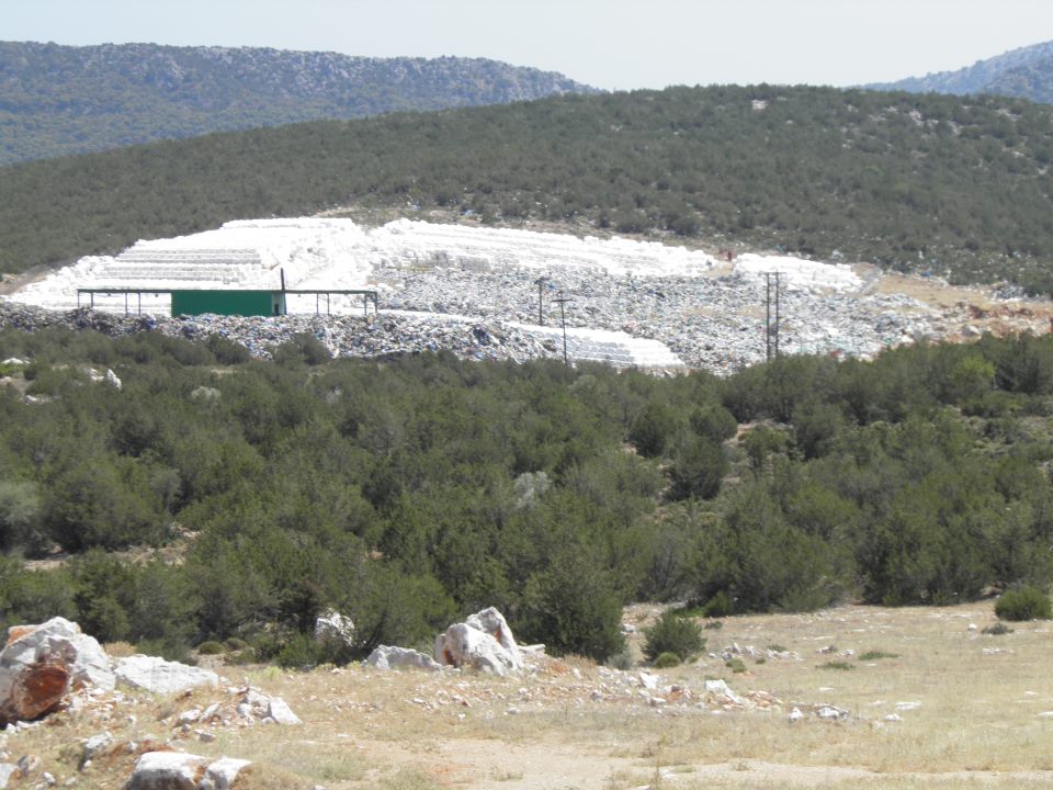 Καταγγέλλει παράνομη χωματερή