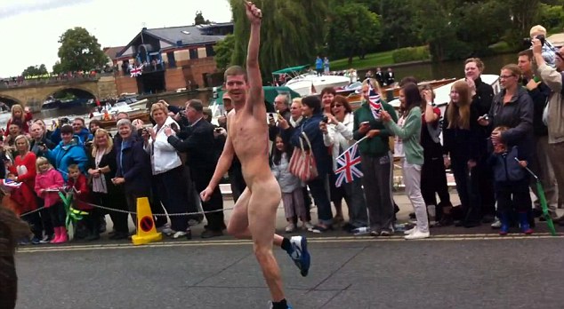 Ο γυμνός λαμπαδηδρόμος!