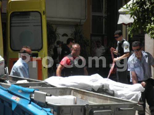 Βουτιά θανάτου από τον τρίτο