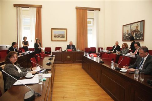 Καθυστερούν οι επιτροπές