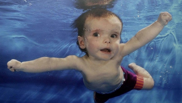 Κι όμως…κολυμπάει σαν κύκνος!