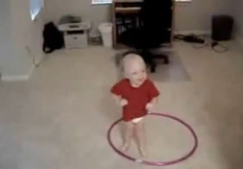 Το μωρό που κάνει χούλα χουπ