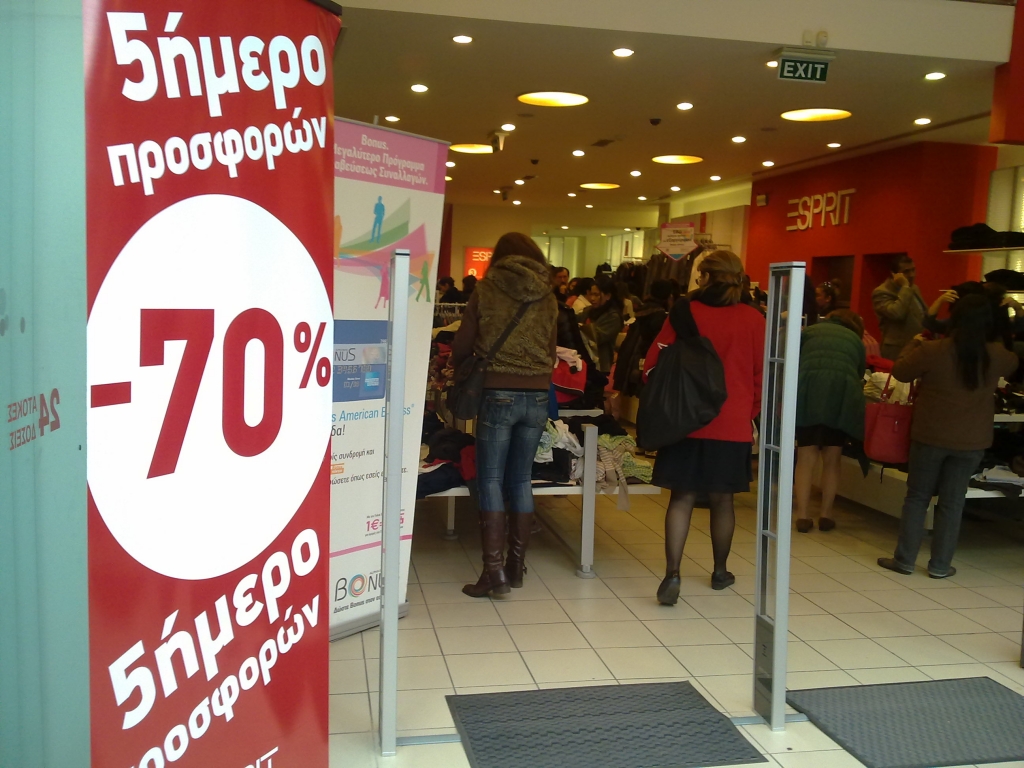 “Ανάσα” για την αγορά οι εκπτώσεις