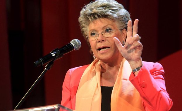 Επίτροπος “καρφώνει” την Μέρκελ