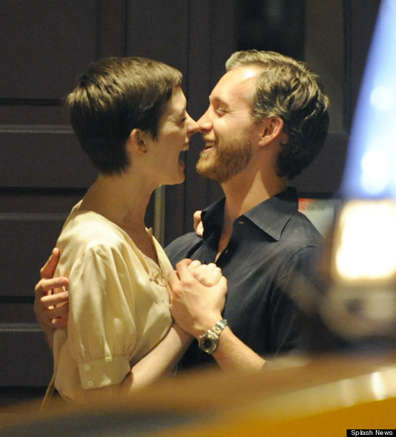 Μαμά και η Hathaway;