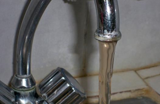 Αντί για νερό έπιναν… λάσπη