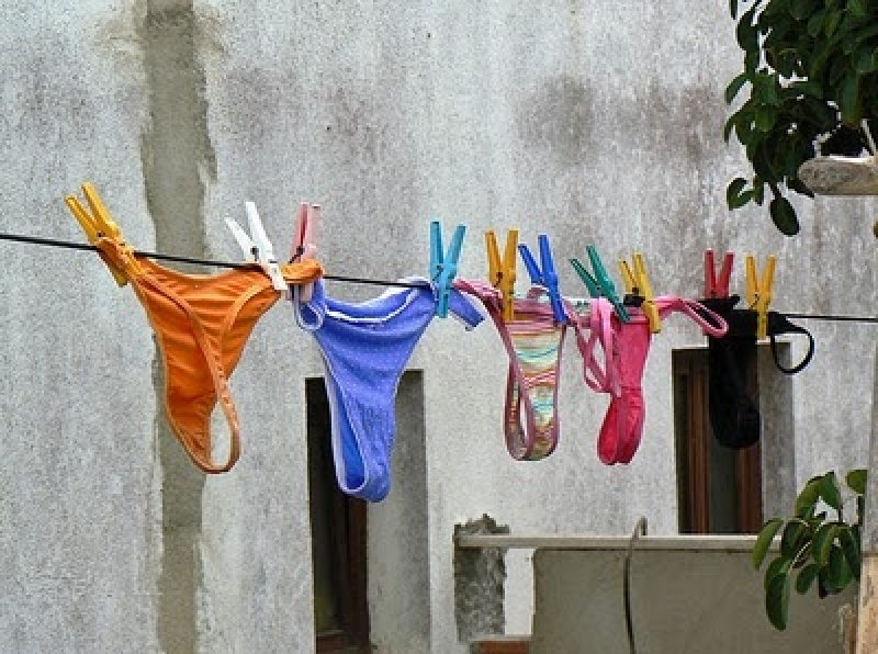 Πλακώθηκαν για τα… στρινγκ