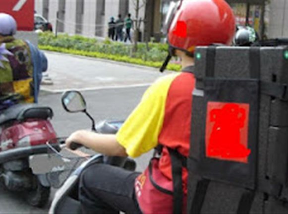 Ξυλοφόρτωσαν διανομέα φαγητού