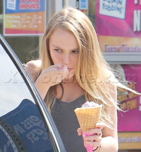 Κυρίες και κύριοι, η Lily Rose