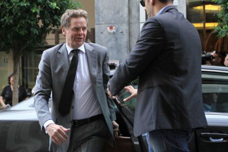 Κάτω από τη βάση έβαλε η τρόικα