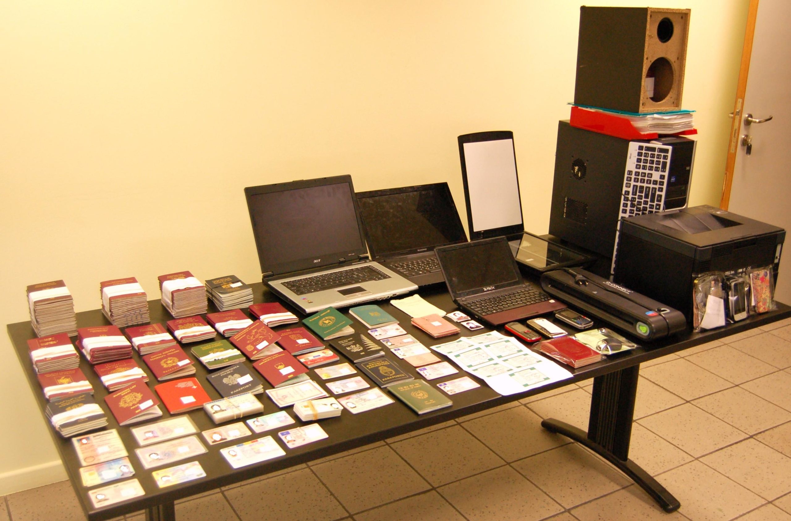 Έφτιαχναν πλαστά έγγραφα