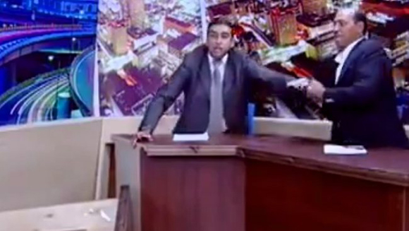 ΒΙΝΤΕΟ-‘Εβγαλε όπλο στην εκπομπή!