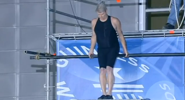 Πέφτει από τα 11 μέτρα!