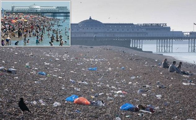Γεμάτη σκουπίδια αγγλική παραλία
