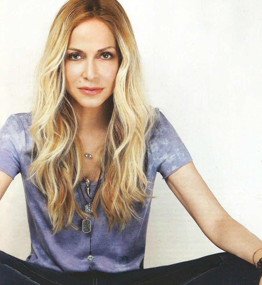 Η Άννα Βίσση στη Σαντορίνη