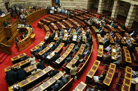 Ζητούν να κλείσει η Βουλή