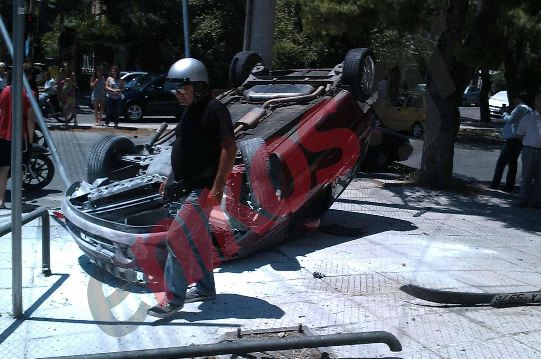 Τώρα- Το αυτοκίνητο «προσγειώθηκε» στο πεζοδρόμιο