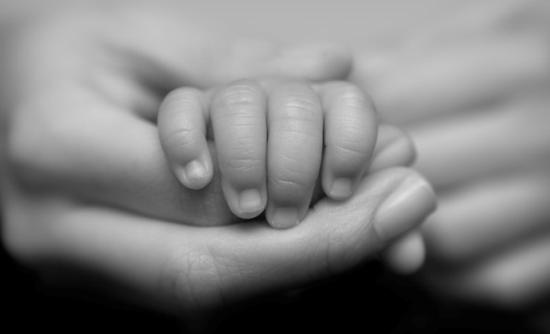 Μητέρα πληρώνει για το παιδί της