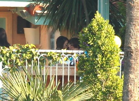 Έπεσε το φιλί