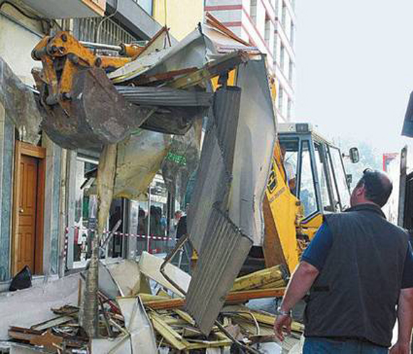 “Ξήλωσαν” περίπτερα