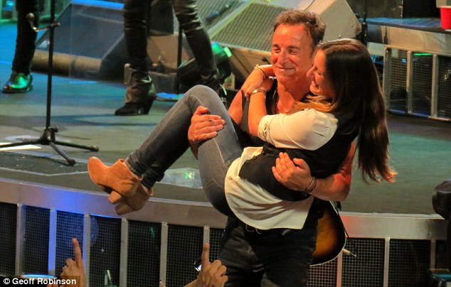 Ο Bruce με την κόρη του