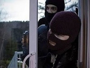 Έδειραν και έκλεψαν ηλικιωμένη