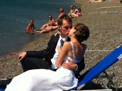 Στην παραλία με το νυφικό!